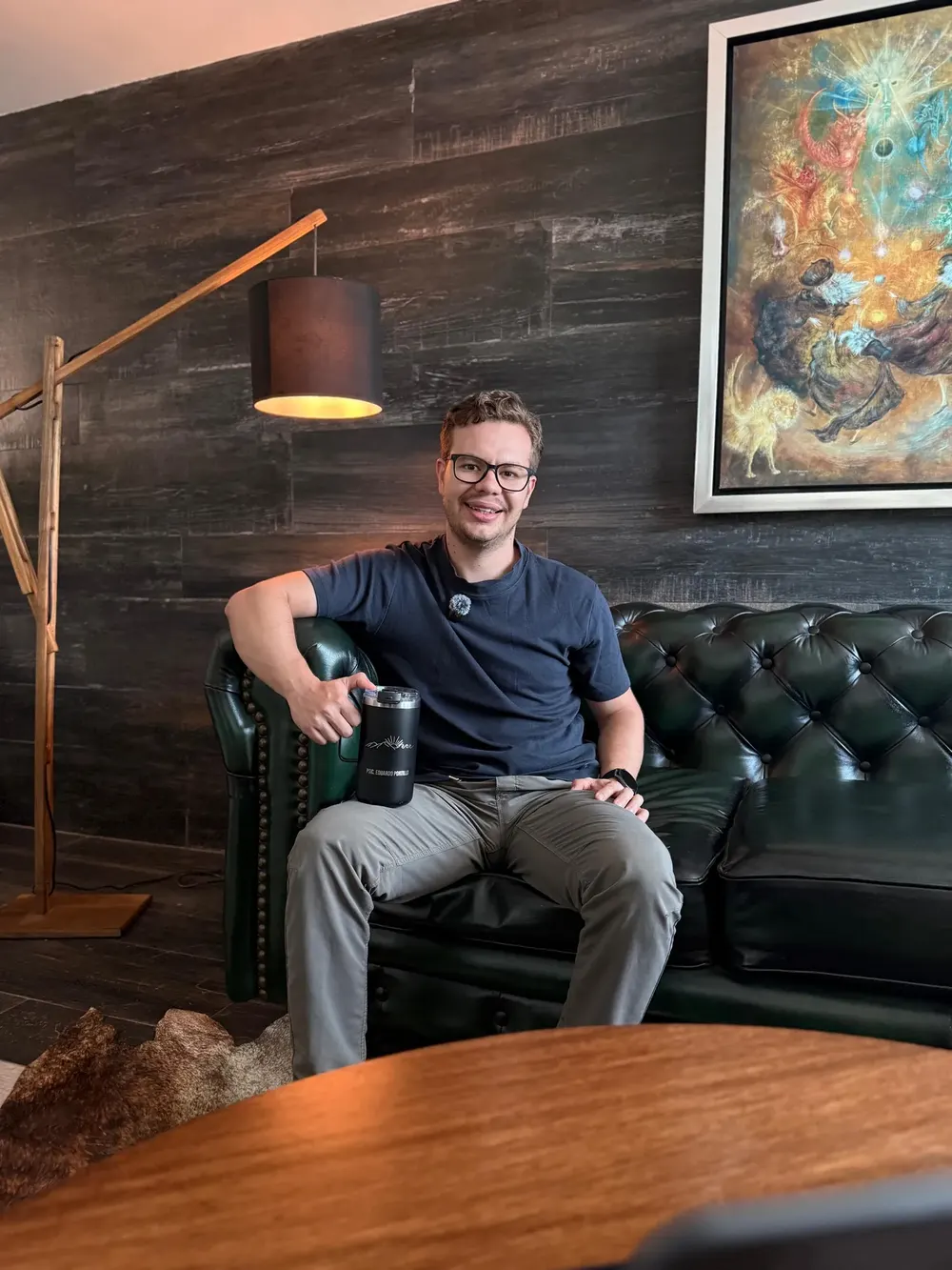 Eduardo Portillo sentado en el sillón de su consultorio en Guadalajara