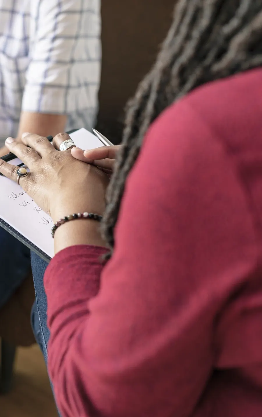 Psicólogo tomando notas durante una sesión